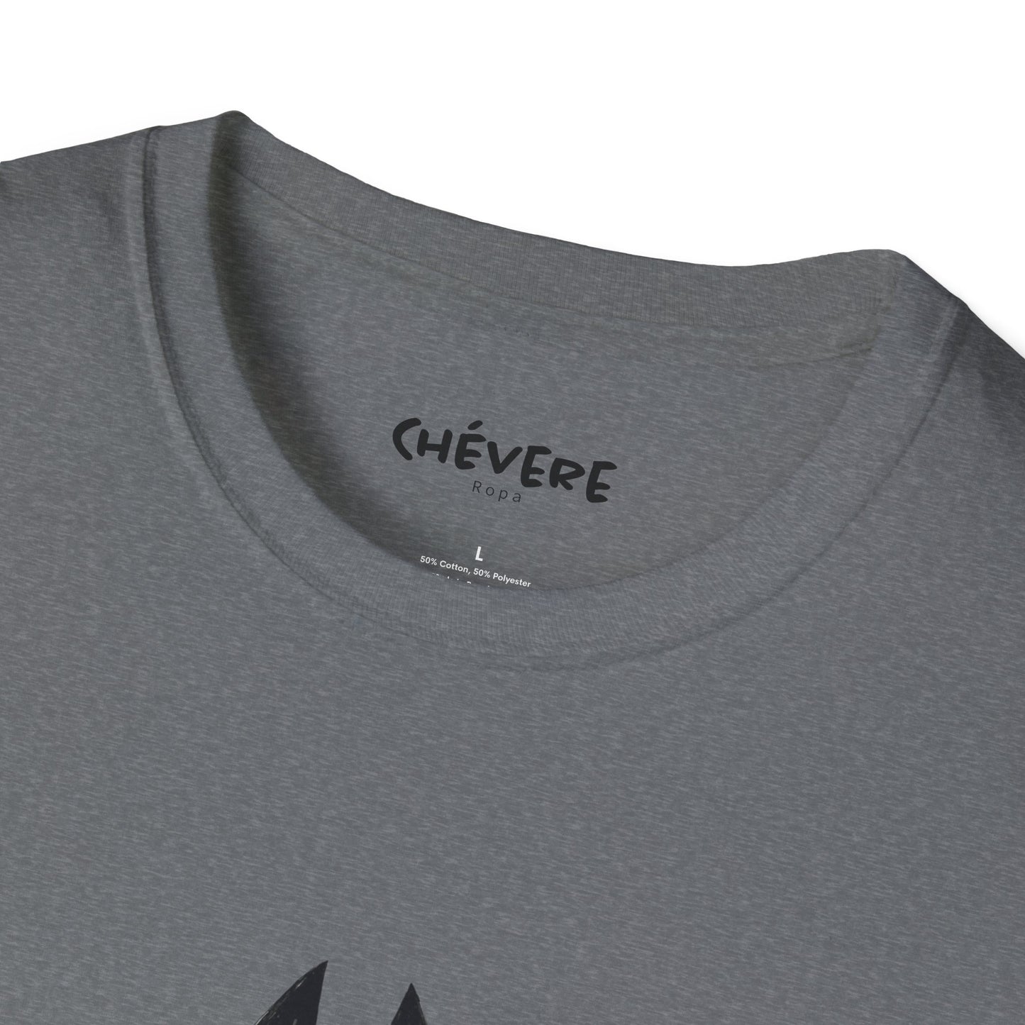 TIENE MÁS MAÑA QUE UN GATO TUERTO - Camiseta Unisex Softstyle