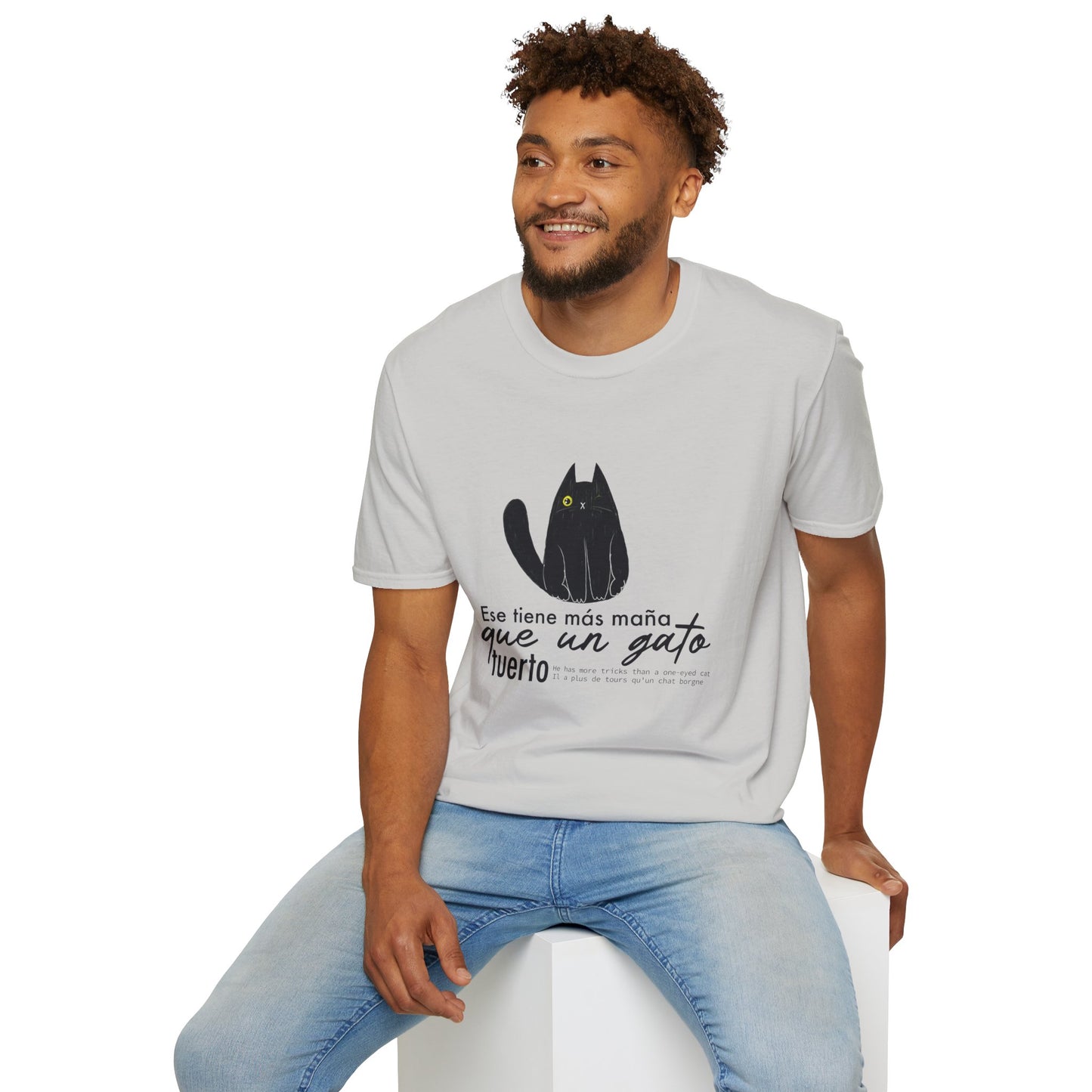 TIENE MÁS MAÑA QUE UN GATO TUERTO - Camiseta Unisex Softstyle
