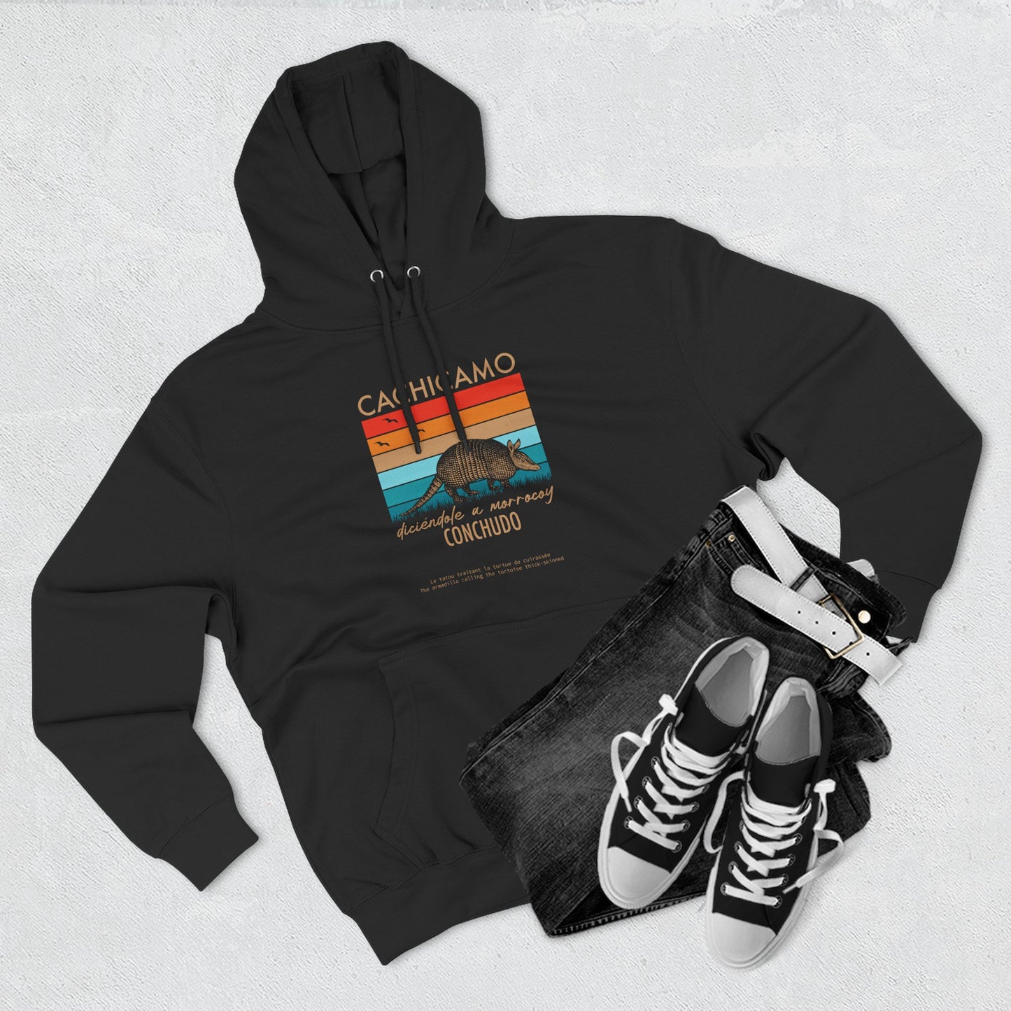 Hoodie “Cachicamo diciéndole a morrocoy conchuo” – Suéter Unisex de Fleece, Divertido y 100% Venezolano