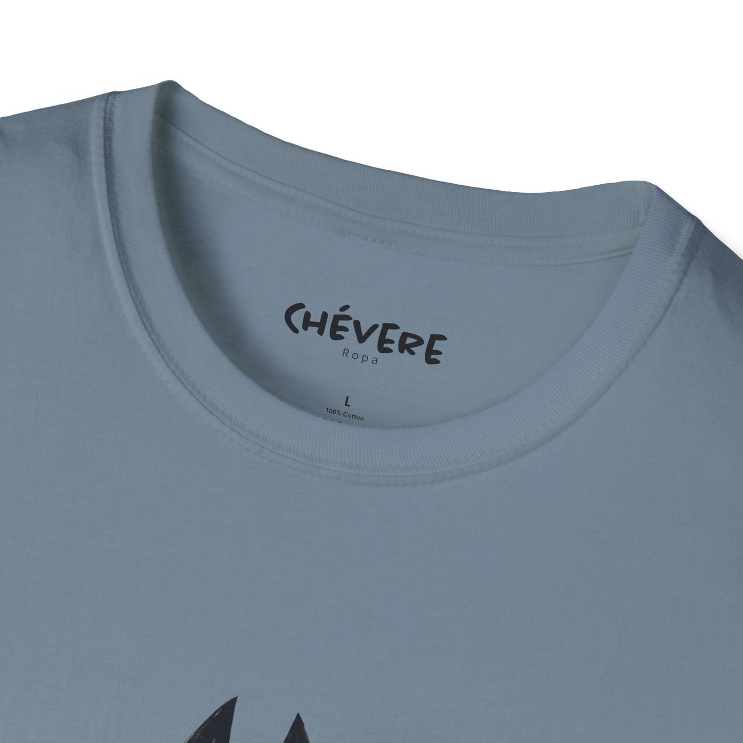 TIENE MÁS MAÑA QUE UN GATO TUERTO - Camiseta Unisex Softstyle