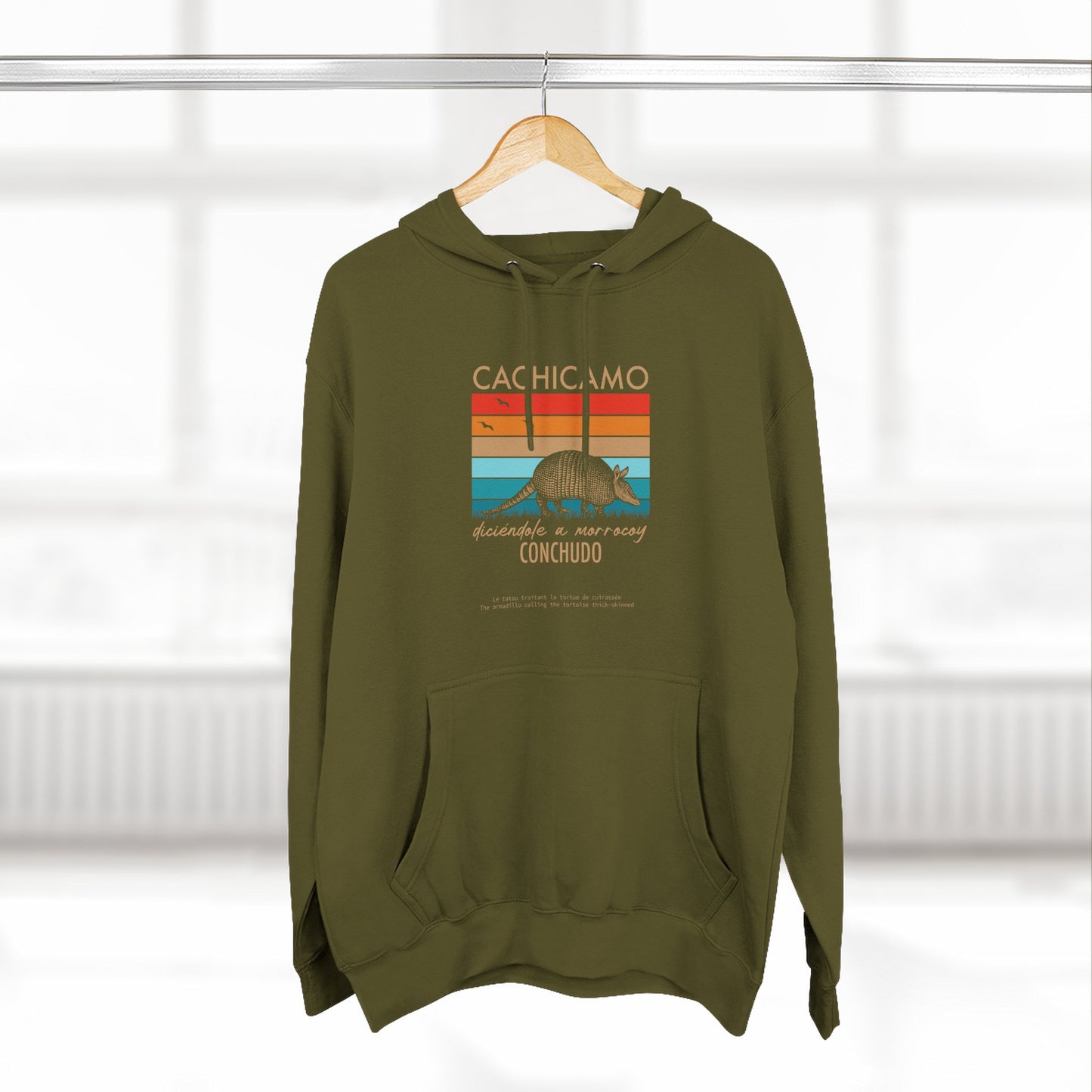 Hoodie “Cachicamo diciéndole a morrocoy conchuo” – Suéter Unisex de Fleece, Divertido y 100% Venezolano