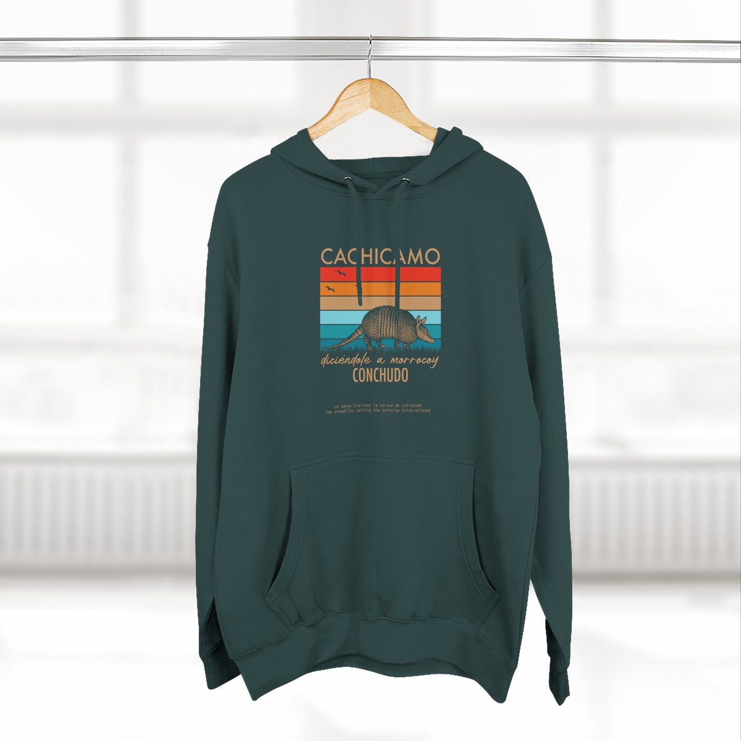Hoodie “Cachicamo diciéndole a morrocoy conchuo” – Suéter Unisex de Fleece, Divertido y 100% Venezolano