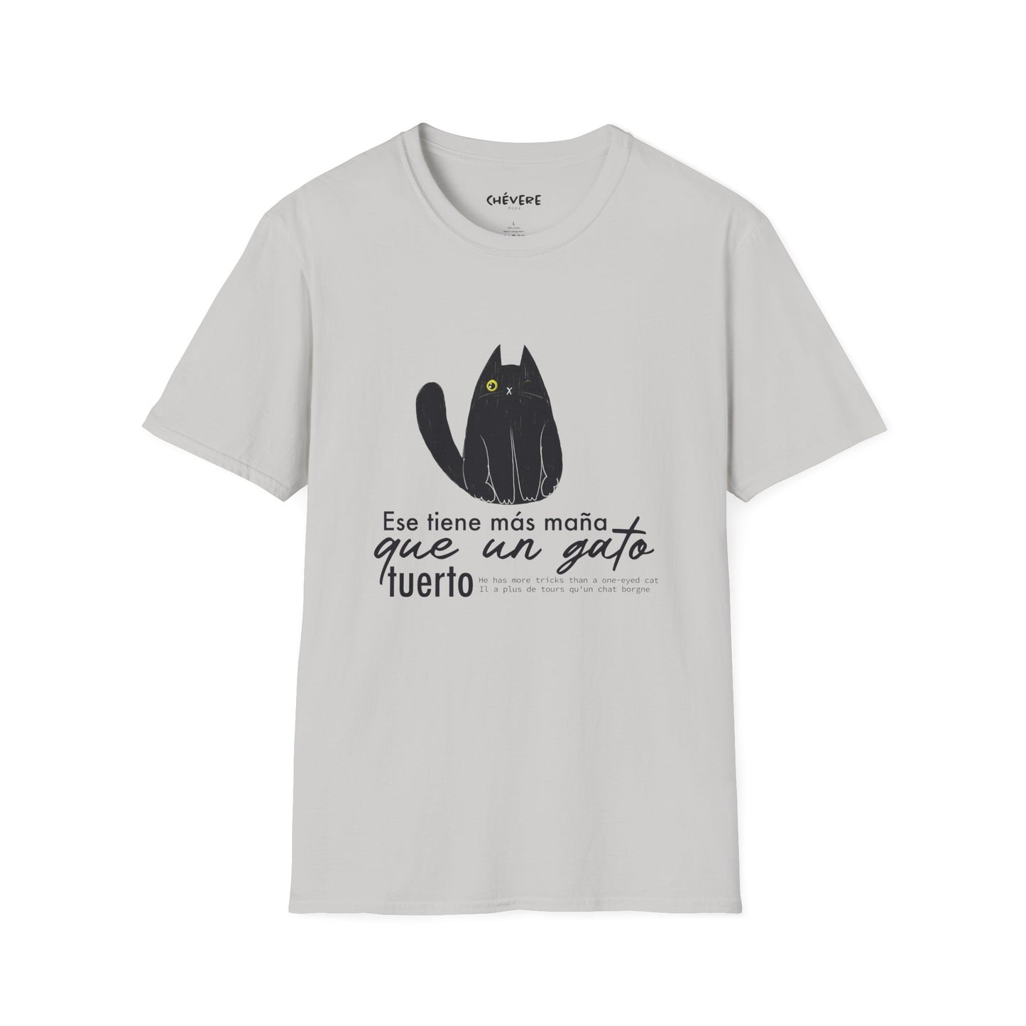 TIENE MÁS MAÑA QUE UN GATO TUERTO - Camiseta Unisex Softstyle