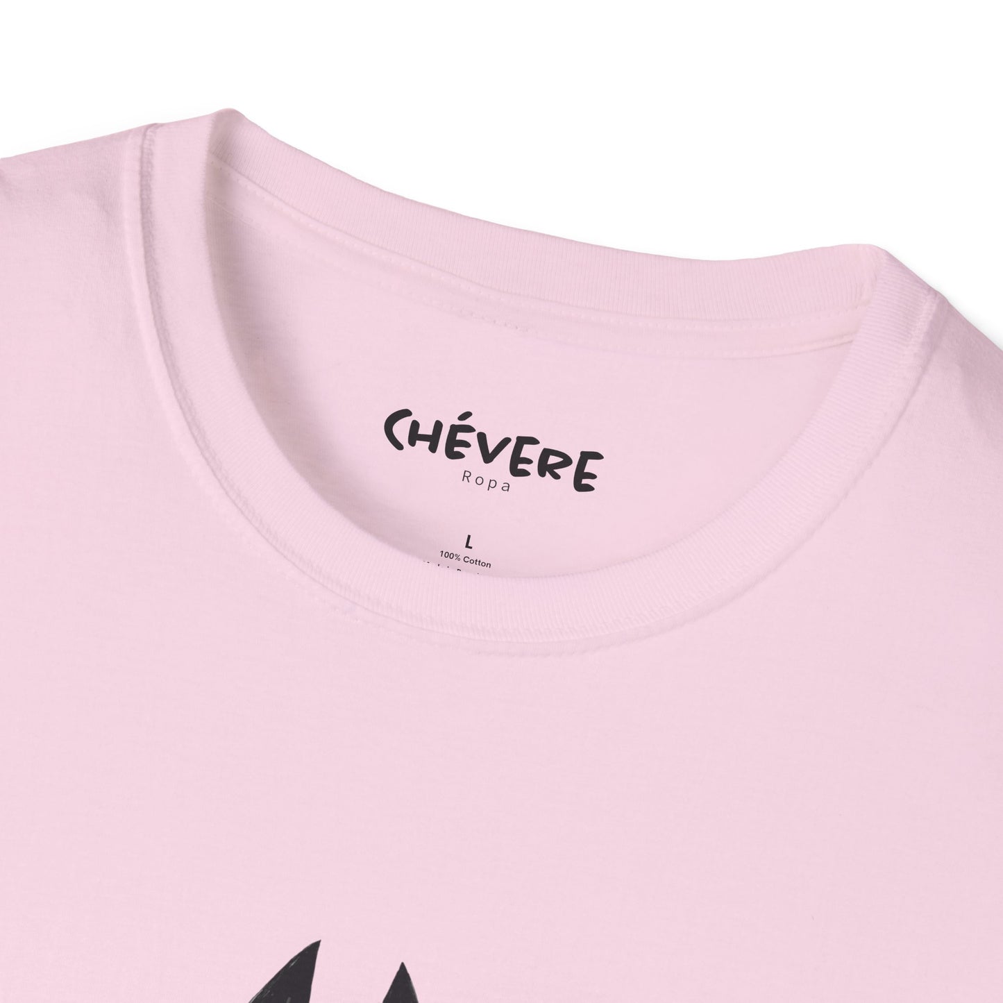 TIENE MÁS MAÑA QUE UN GATO TUERTO - Camiseta Unisex Softstyle