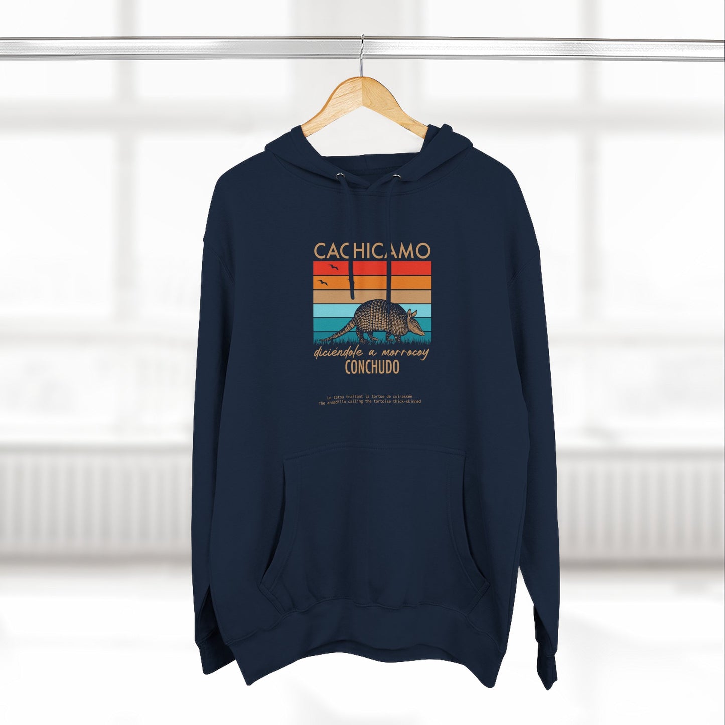 Hoodie “Cachicamo diciéndole a morrocoy conchuo” – Suéter Unisex de Fleece, Divertido y 100% Venezolano