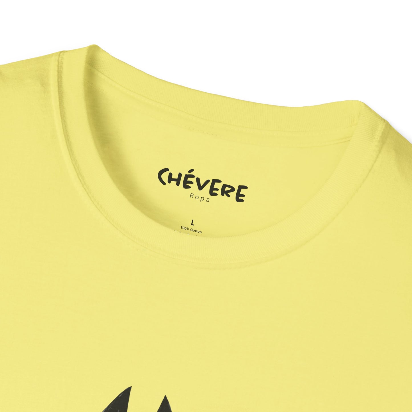 TIENE MÁS MAÑA QUE UN GATO TUERTO - Camiseta Unisex Softstyle