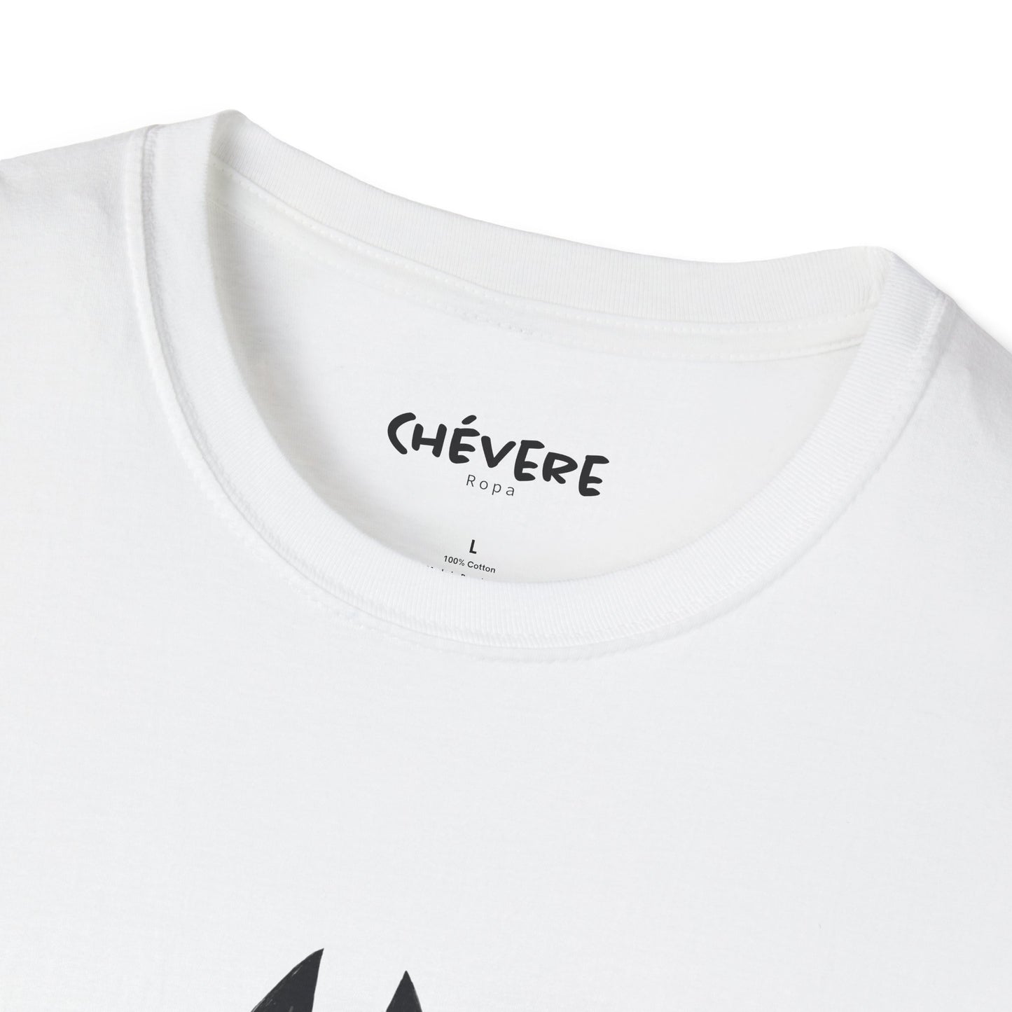 TIENE MÁS MAÑA QUE UN GATO TUERTO - Camiseta Unisex Softstyle