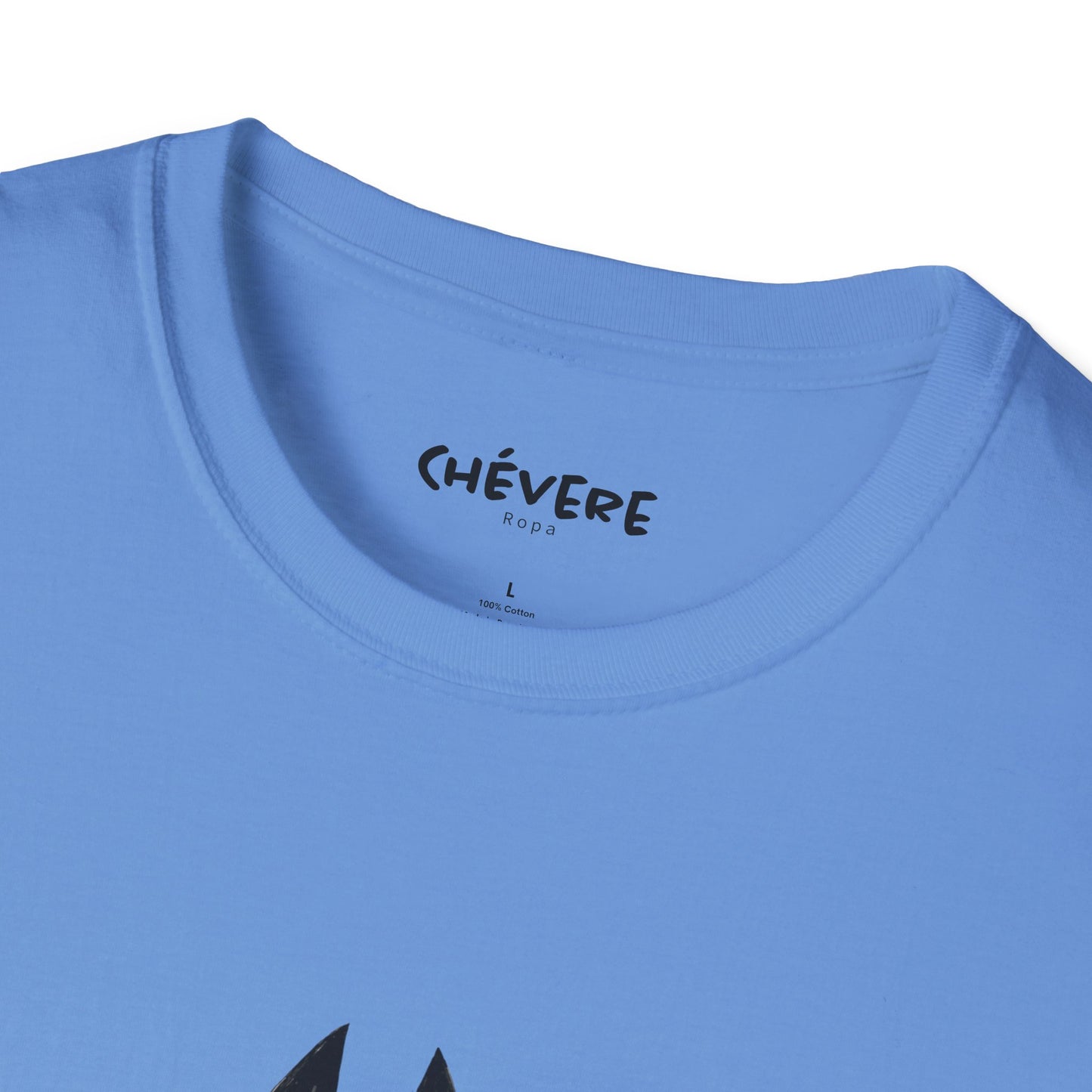 TIENE MÁS MAÑA QUE UN GATO TUERTO - Camiseta Unisex Softstyle