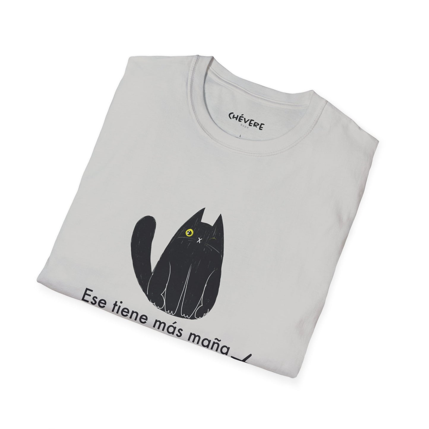 TIENE MÁS MAÑA QUE UN GATO TUERTO - Camiseta Unisex Softstyle