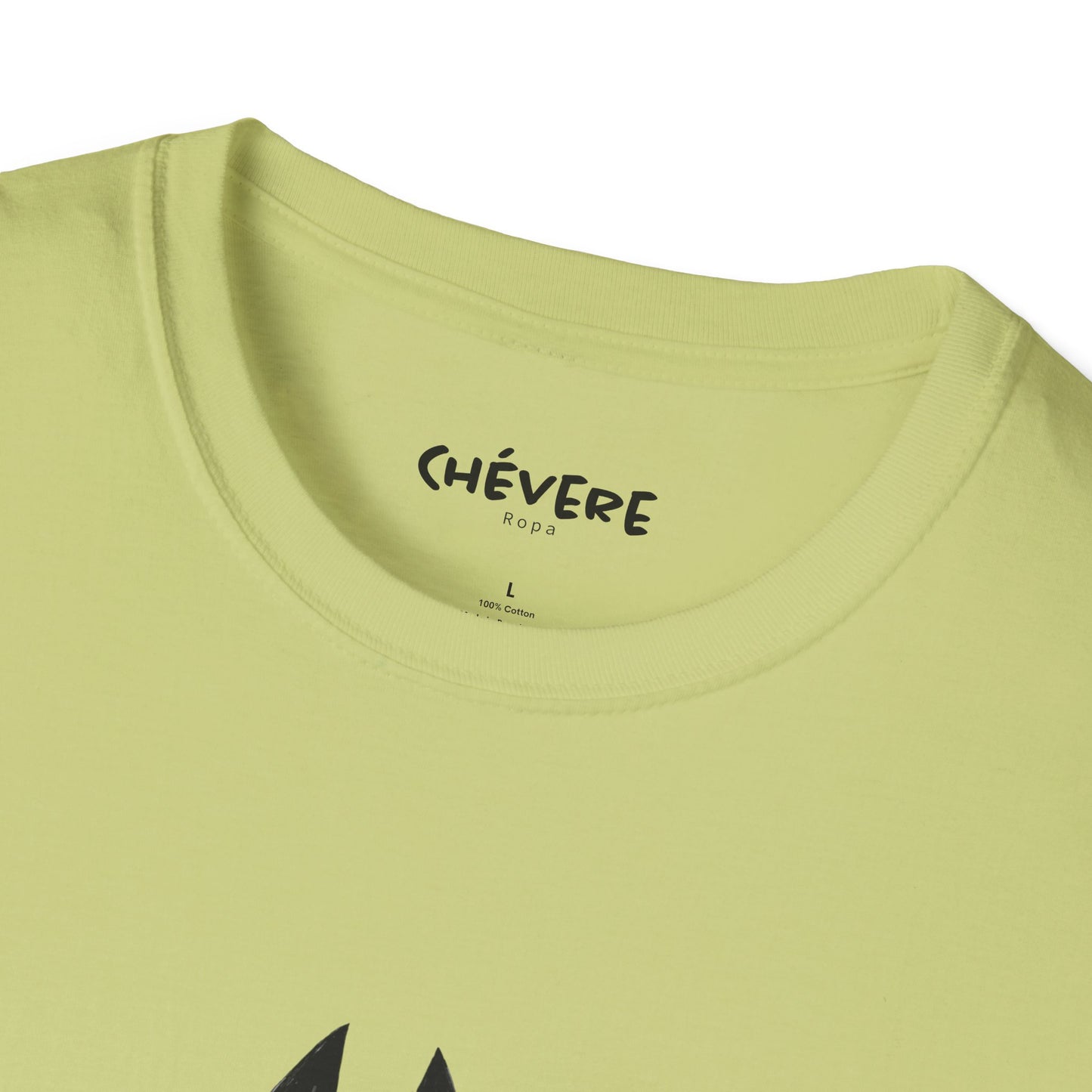 TIENE MÁS MAÑA QUE UN GATO TUERTO - Camiseta Unisex Softstyle