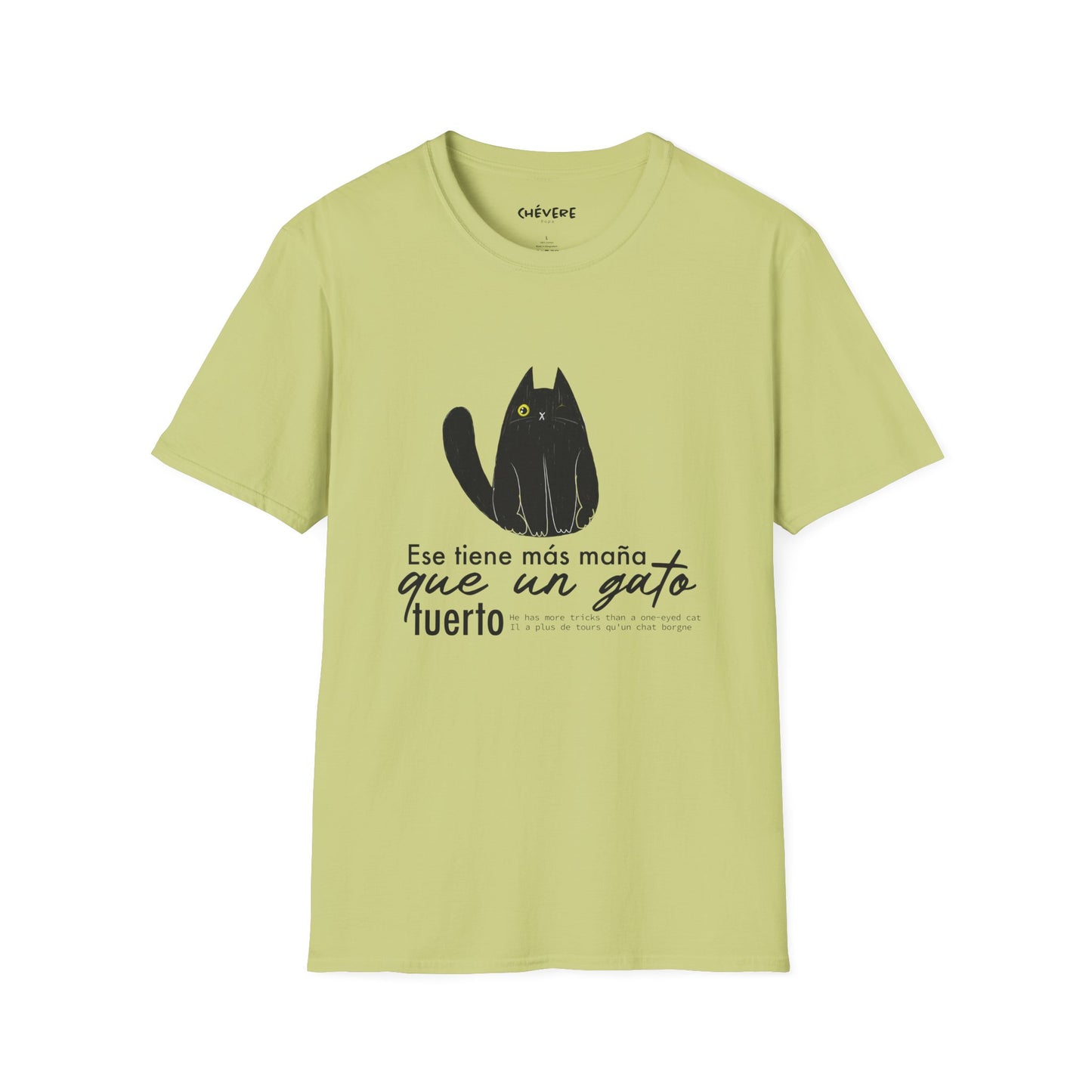 TIENE MÁS MAÑA QUE UN GATO TUERTO - Camiseta Unisex Softstyle