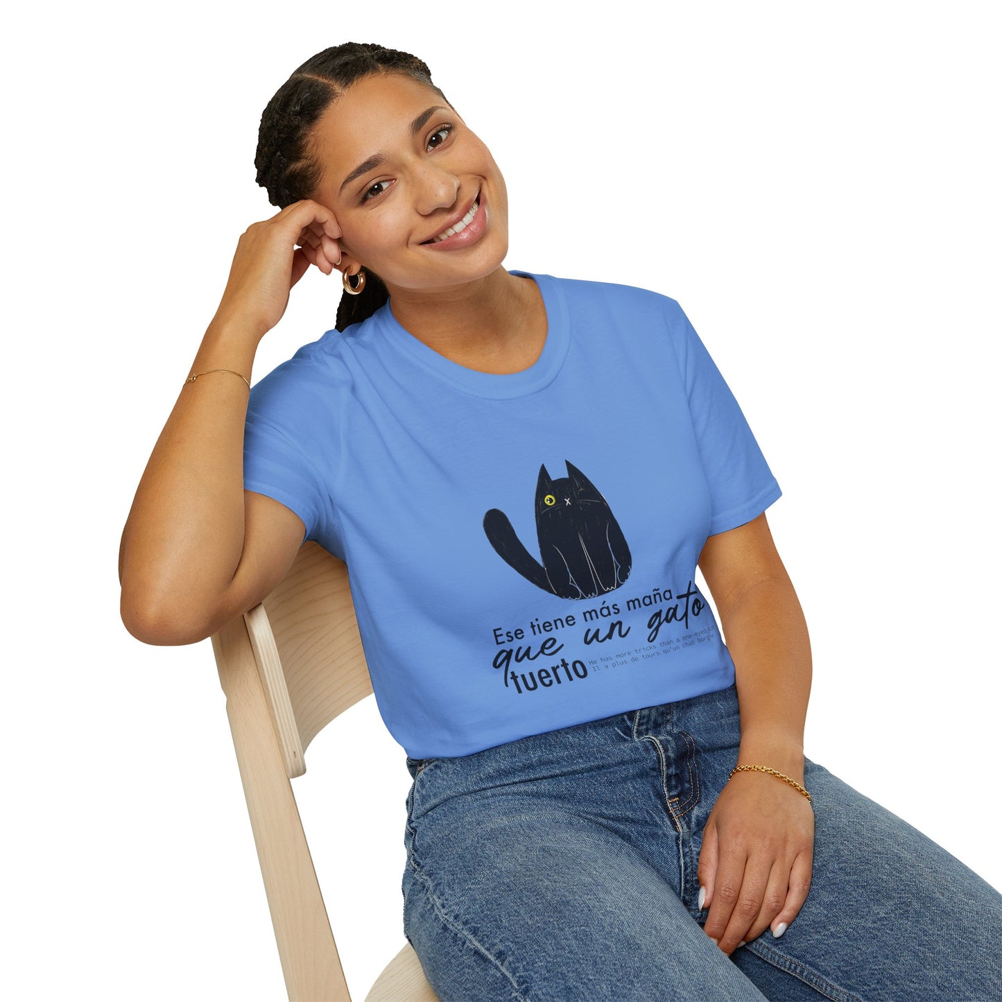 TIENE MÁS MAÑA QUE UN GATO TUERTO - Camiseta Unisex Softstyle