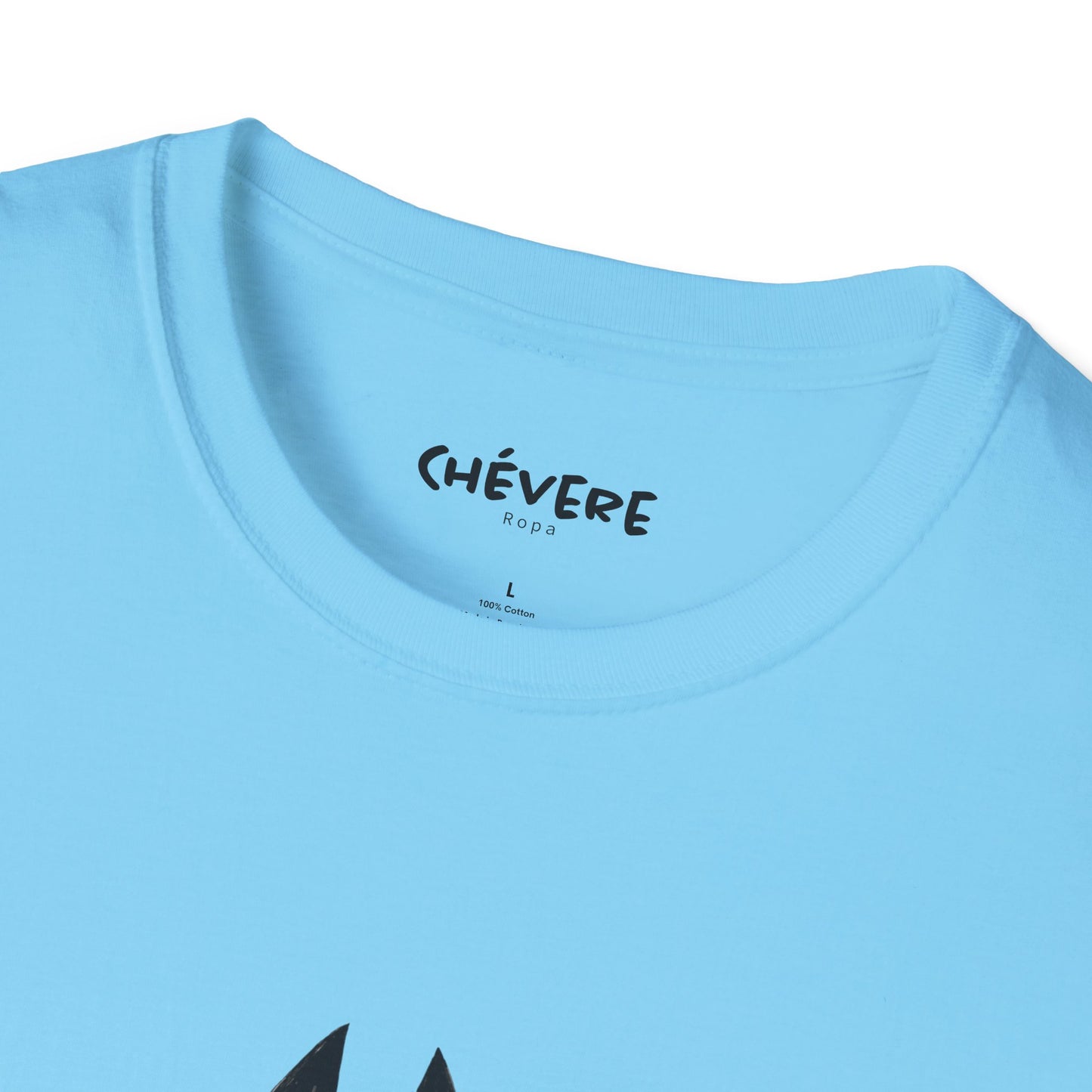 TIENE MÁS MAÑA QUE UN GATO TUERTO - Camiseta Unisex Softstyle