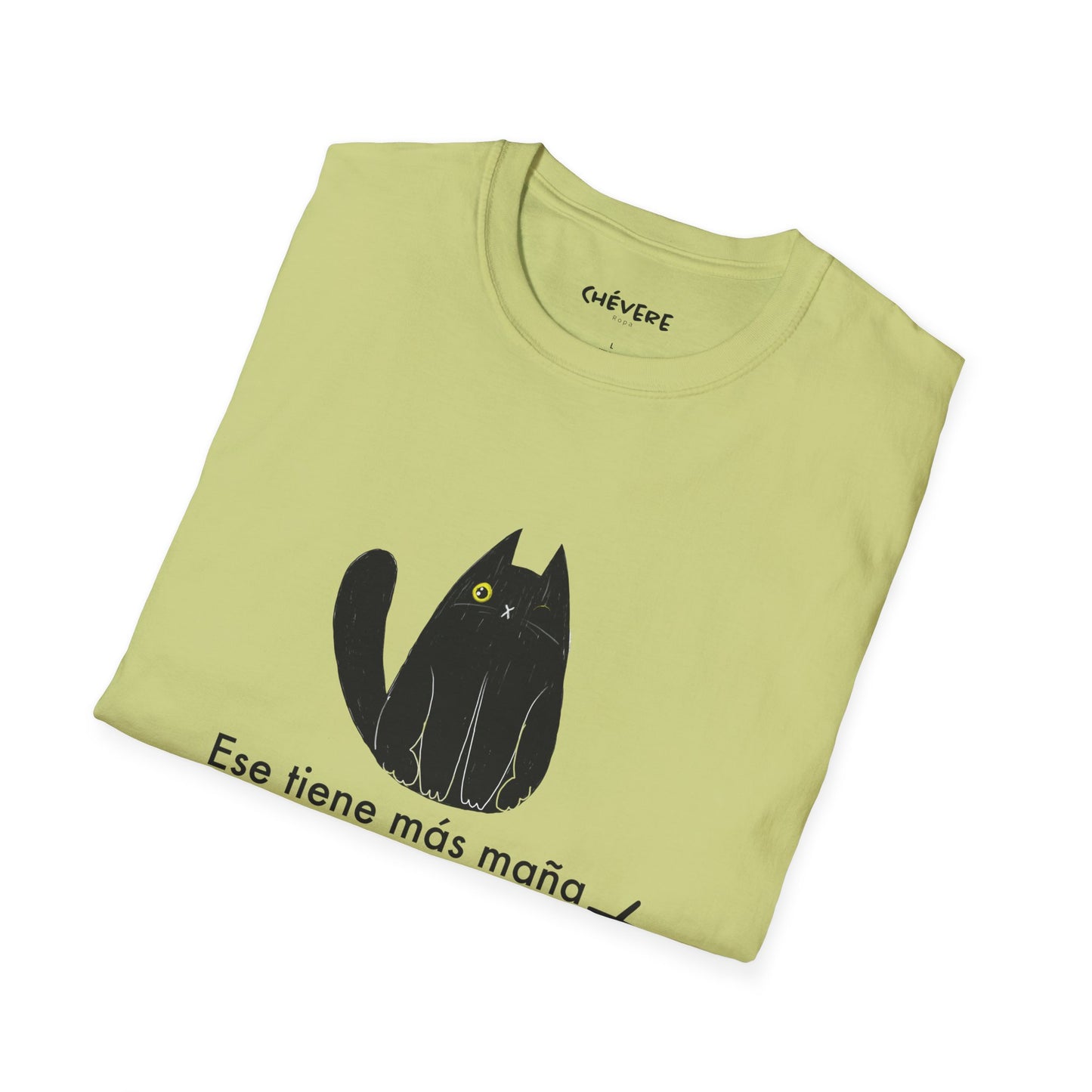 TIENE MÁS MAÑA QUE UN GATO TUERTO - Camiseta Unisex Softstyle
