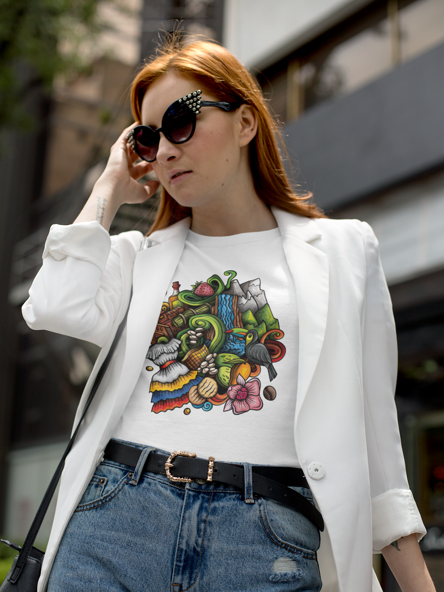 Camiseta Softstyle para Mujer "Venezuelan Vibes" – Diseño Colorido Inspirado en Venezuela