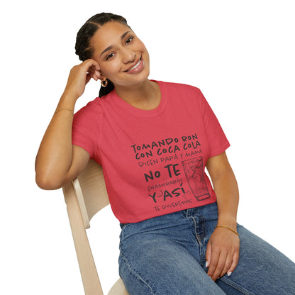 TOMANDO RON CON COCA COLA -  Camiseta Unisex Softstyle