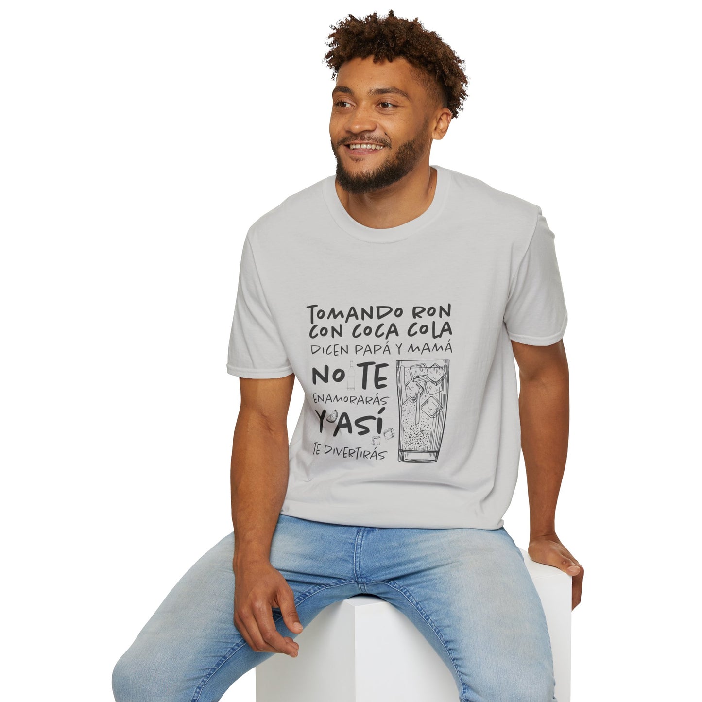 TOMANDO RON CON COCA COLA -  Camiseta Unisex Softstyle