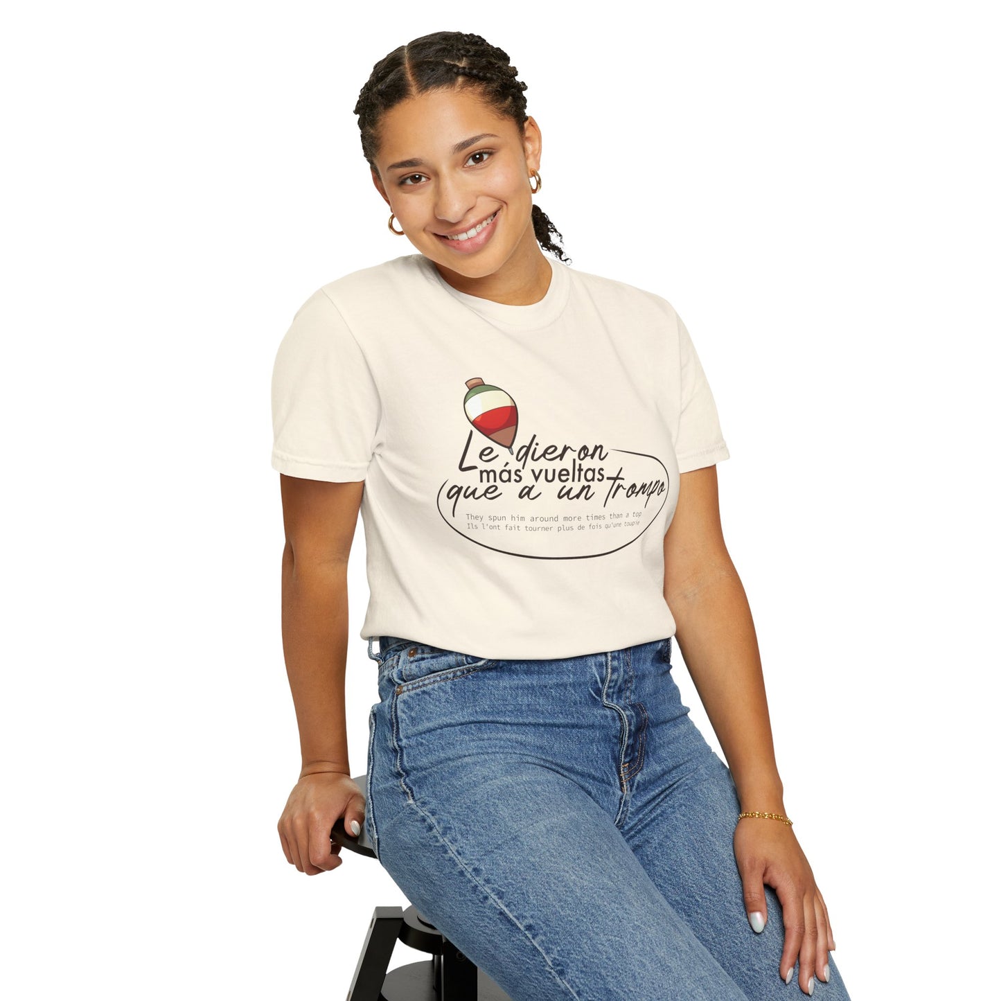 MÁS VUELTAS QUE A UN TROMPO - Camiseta Unisex Softstyle