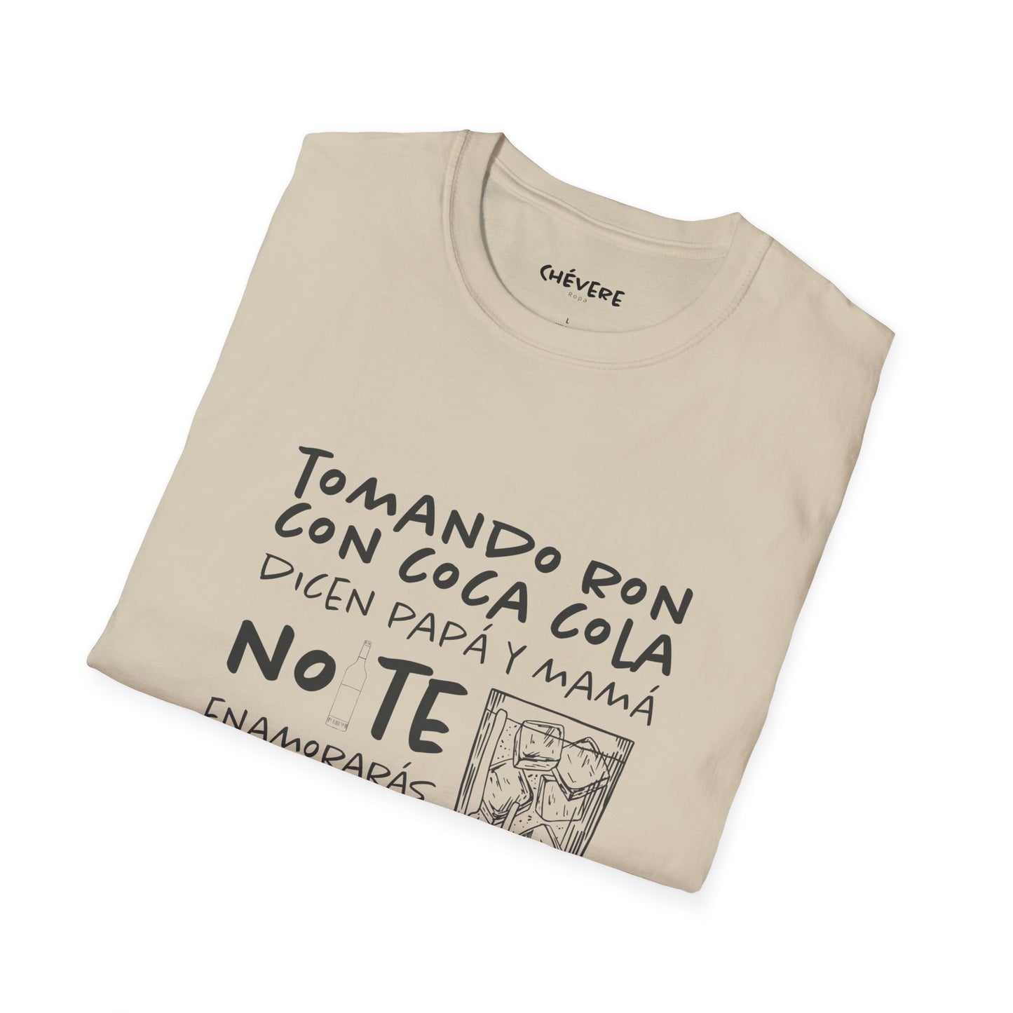 TOMANDO RON CON COCA COLA -  Camiseta Unisex Softstyle