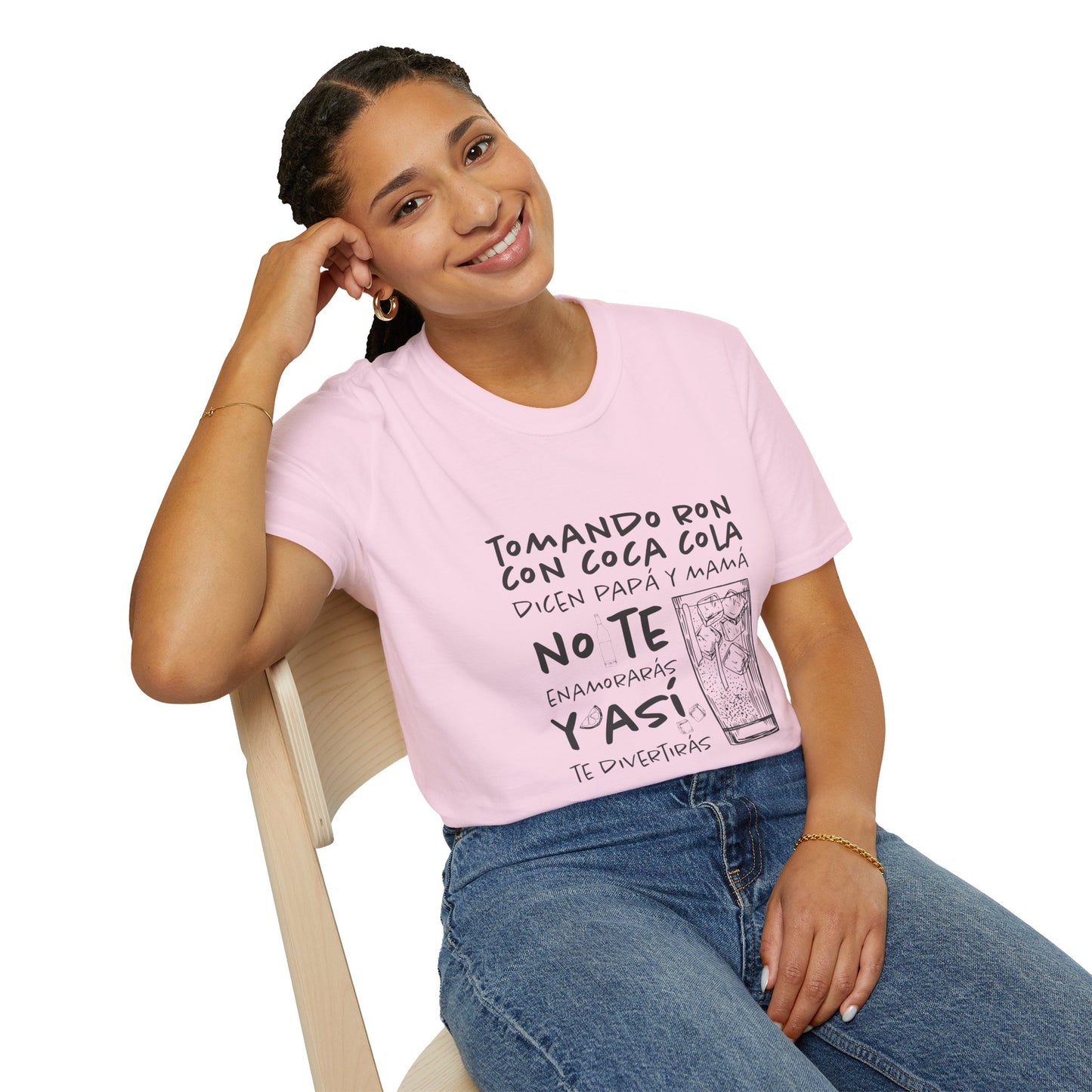 TOMANDO RON CON COCA COLA -  Camiseta Unisex Softstyle