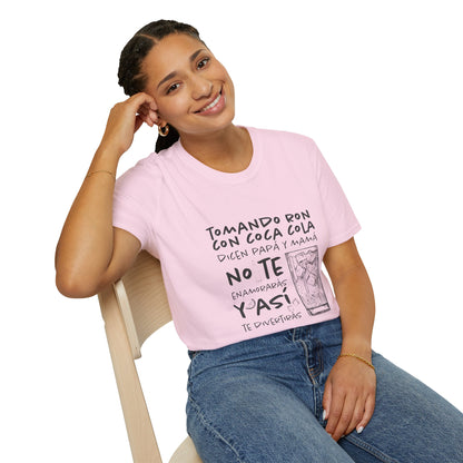 TOMANDO RON CON COCA COLA -  Camiseta Unisex Softstyle