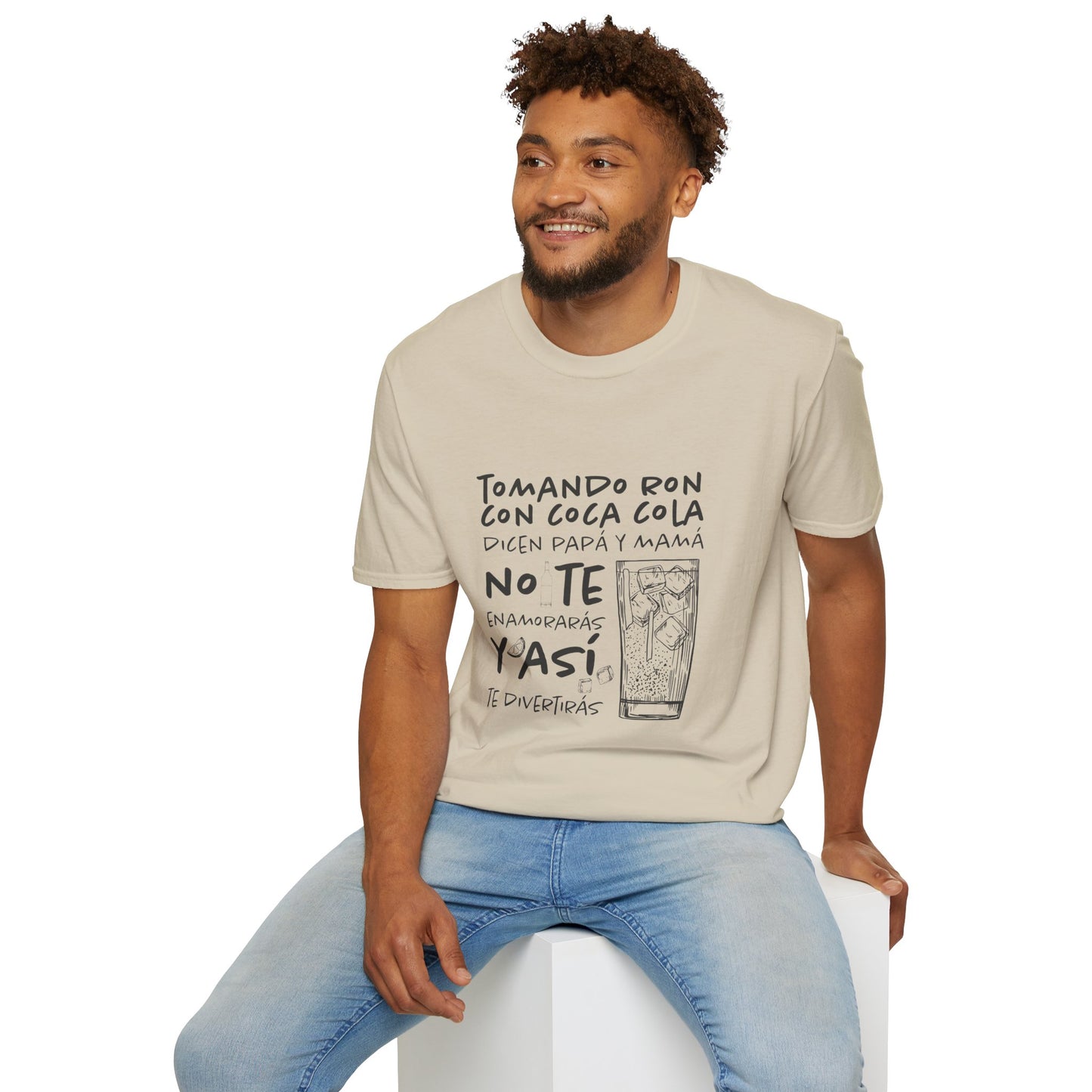 TOMANDO RON CON COCA COLA -  Camiseta Unisex Softstyle