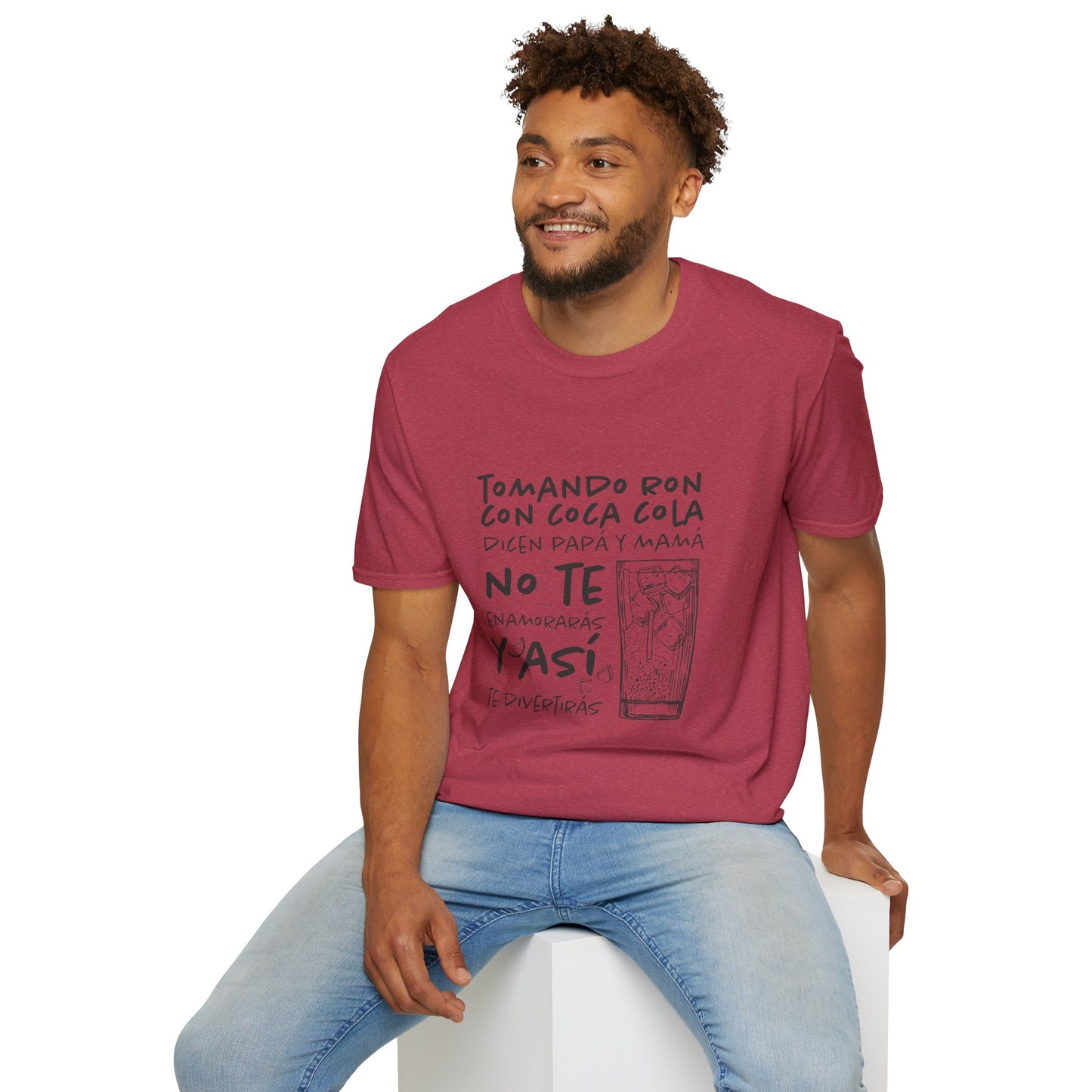 TOMANDO RON CON COCA COLA -  Camiseta Unisex Softstyle