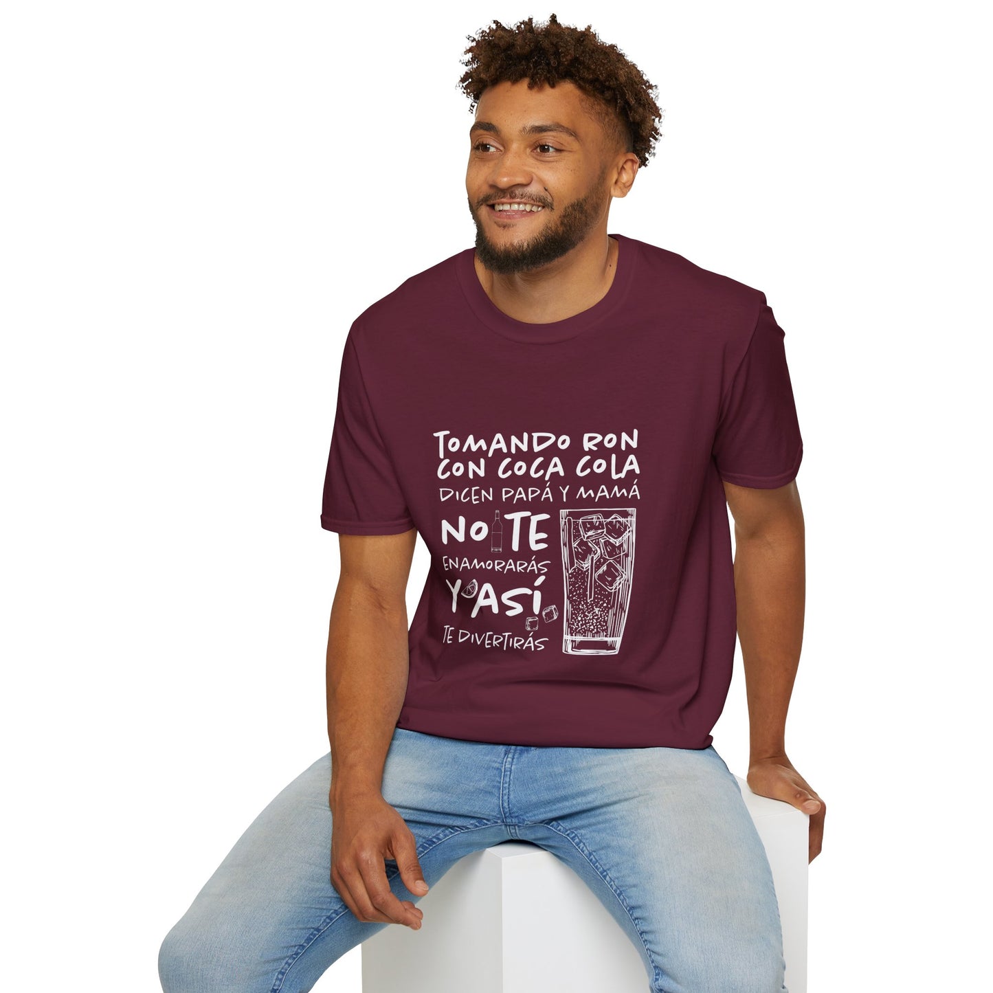 TOMANDO RON CON COCA COLA -  Camiseta Unisex Softstyle