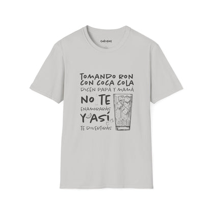 TOMANDO RON CON COCA COLA -  Camiseta Unisex Softstyle