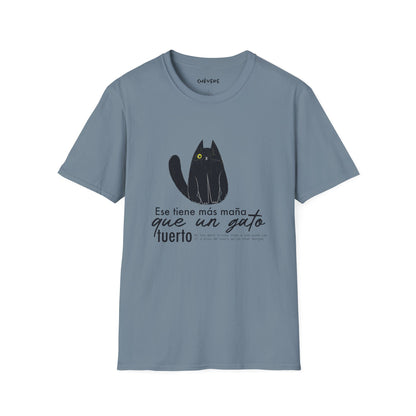 TIENE MÁS MAÑA QUE UN GATO TUERTO - Camiseta Unisex Softstyle