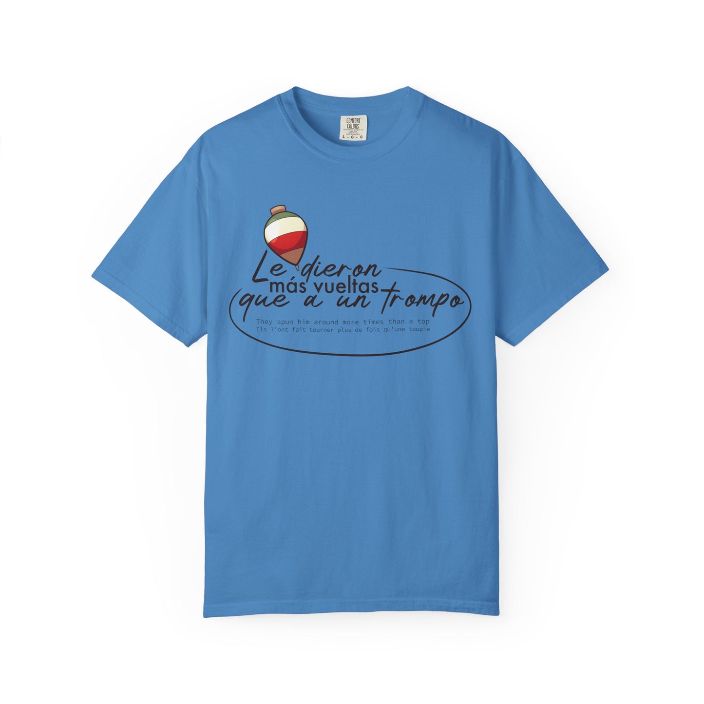 MÁS VUELTAS QUE A UN TROMPO - Camiseta Unisex Softstyle