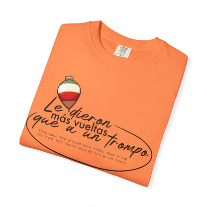 MÁS VUELTAS QUE A UN TROMPO - Camiseta Unisex Softstyle