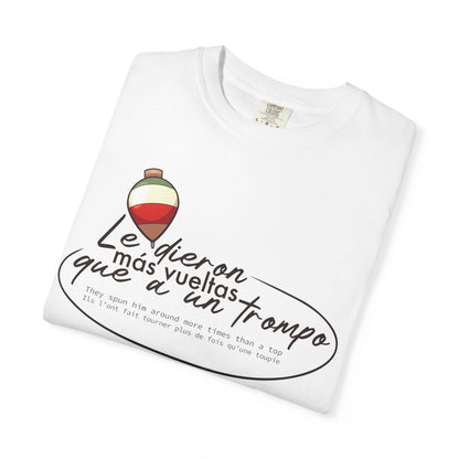 MÁS VUELTAS QUE A UN TROMPO - Camiseta Unisex Softstyle