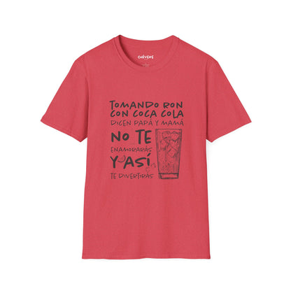TOMANDO RON CON COCA COLA -  Camiseta Unisex Softstyle