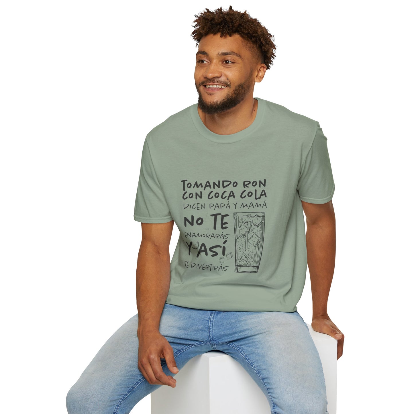 TOMANDO RON CON COCA COLA -  Camiseta Unisex Softstyle