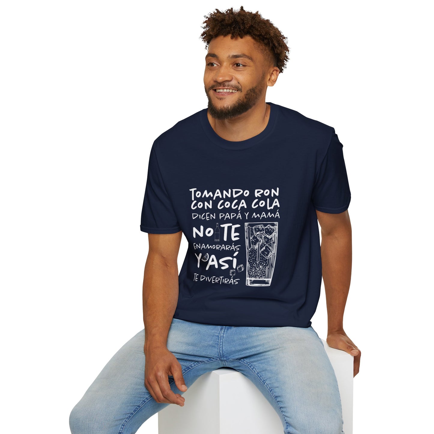 TOMANDO RON CON COCA COLA -  Camiseta Unisex Softstyle