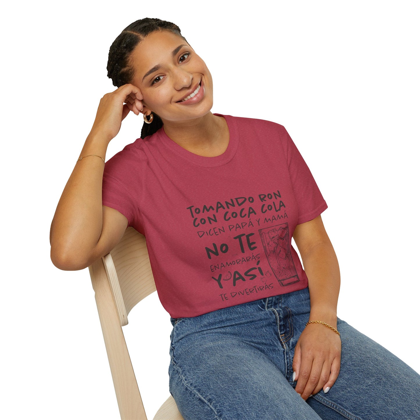 TOMANDO RON CON COCA COLA -  Camiseta Unisex Softstyle