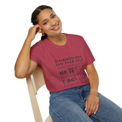 TOMANDO RON CON COCA COLA -  Camiseta Unisex Softstyle
