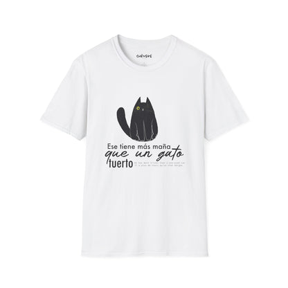TIENE MÁS MAÑA QUE UN GATO TUERTO - Camiseta Unisex Softstyle