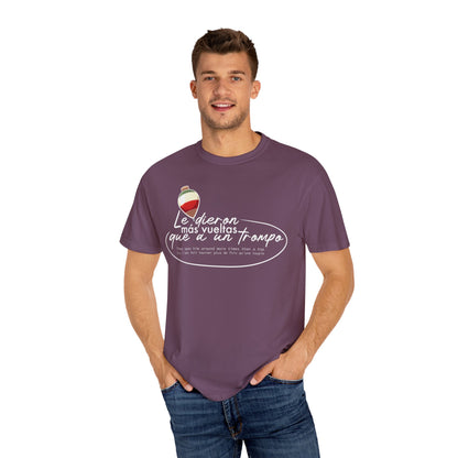 MÁS VUELTAS QUE A UN TROMPO - Camiseta Unisex Softstyle