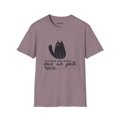 TIENE MÁS MAÑA QUE UN GATO TUERTO - Camiseta Unisex Softstyle
