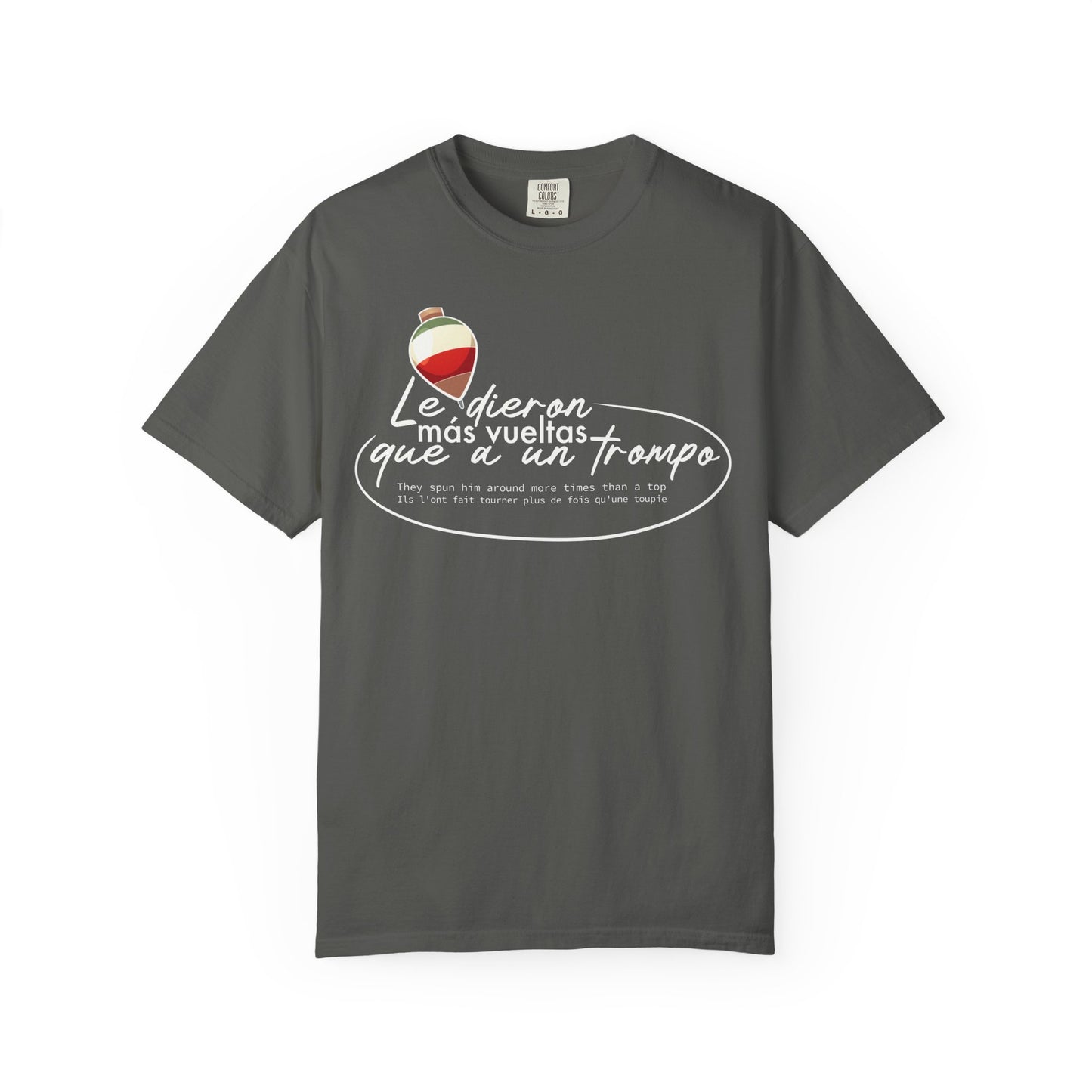 MÁS VUELTAS QUE A UN TROMPO - Camiseta Unisex Softstyle