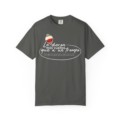 MÁS VUELTAS QUE A UN TROMPO - Camiseta Unisex Softstyle