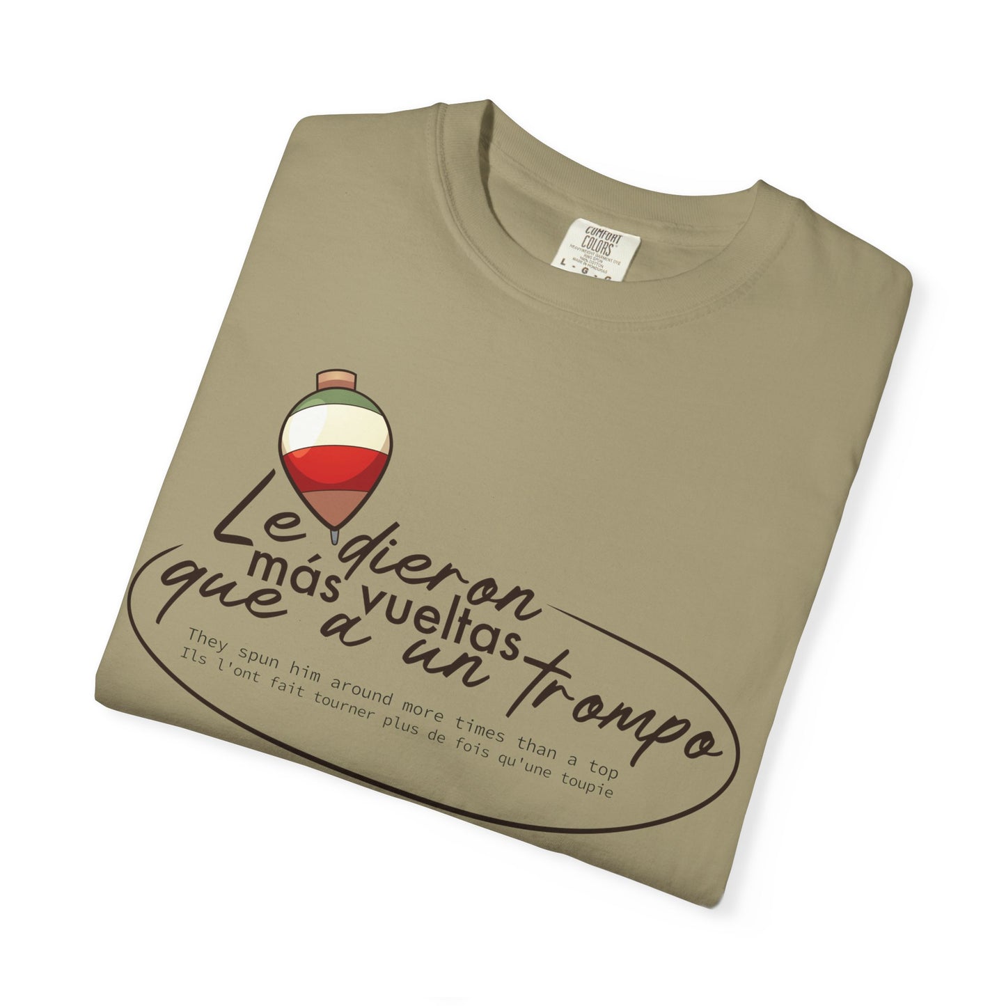 MÁS VUELTAS QUE A UN TROMPO - Camiseta Unisex Softstyle