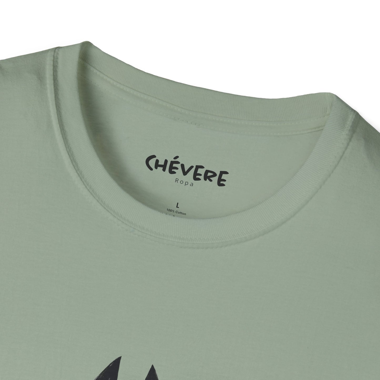 TIENE MÁS MAÑA QUE UN GATO TUERTO - Camiseta Unisex Softstyle