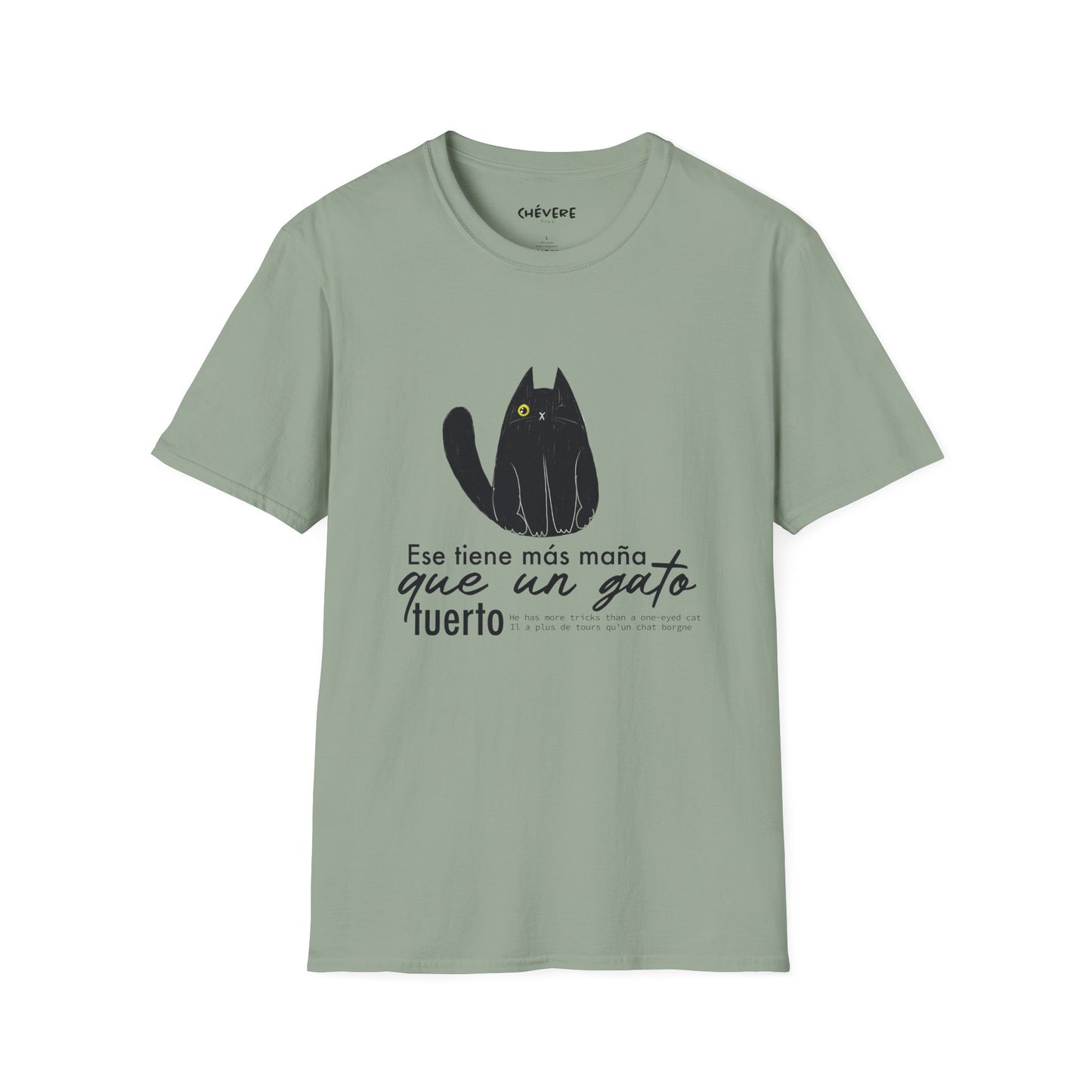 TIENE MÁS MAÑA QUE UN GATO TUERTO - Camiseta Unisex Softstyle