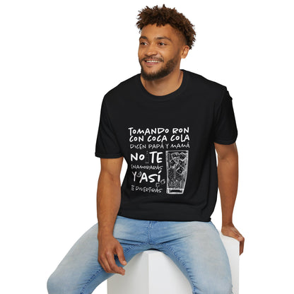 TOMANDO RON CON COCA COLA -  Camiseta Unisex Softstyle
