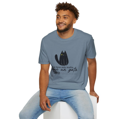 TIENE MÁS MAÑA QUE UN GATO TUERTO - Camiseta Unisex Softstyle