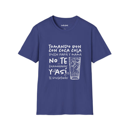 TOMANDO RON CON COCA COLA -  Camiseta Unisex Softstyle