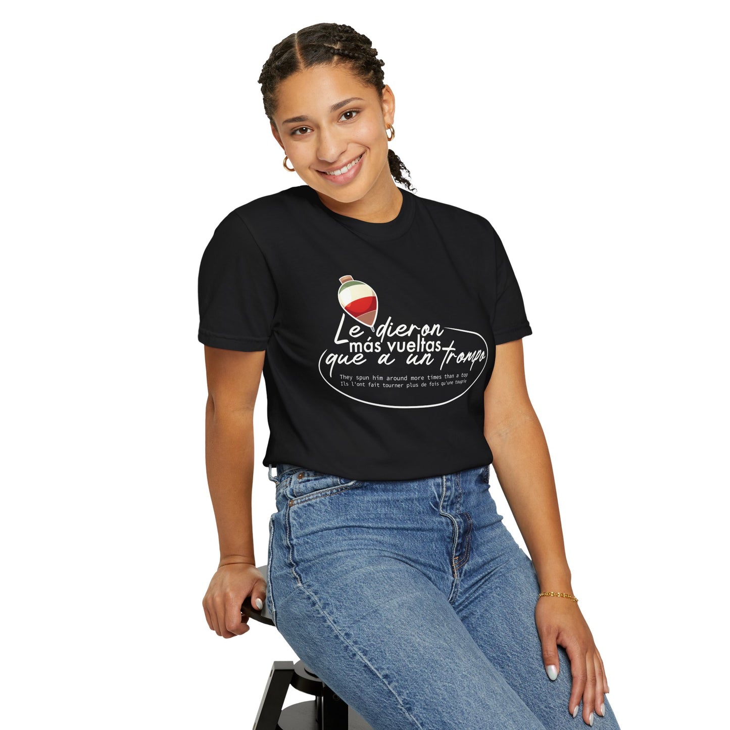 MÁS VUELTAS QUE A UN TROMPO - Camiseta Unisex Softstyle
